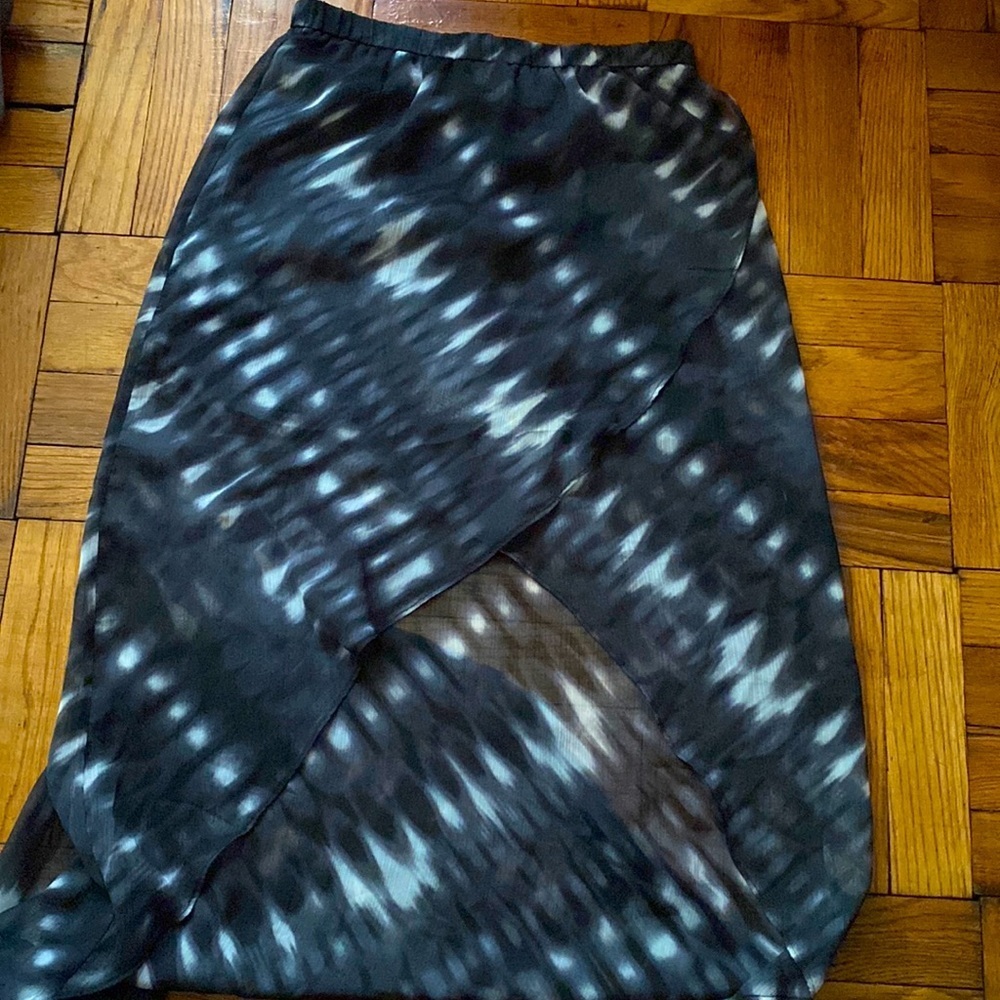 Express black and white hi-low skirt size: XS